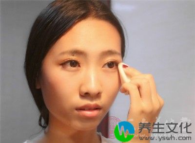 女性朋友体检前注意不要化妆，尤其是化浓妆