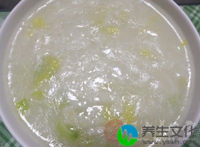 水肿者可以喝“红豆荷叶粥”清热利湿，大便溏泻者可以喝“大枣糯米粥”健脾益气