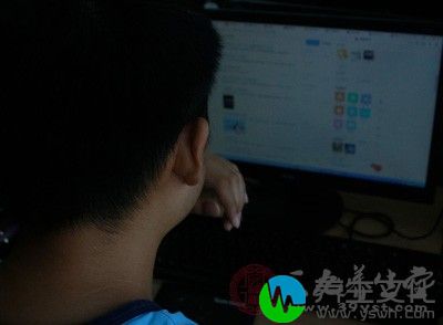 男人为了家庭熬夜上班