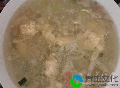 吃荔枝前喝点盐水、夏枯草凉茶，或冬瓜汤、绿豆汤等都对上火有预防作用哦