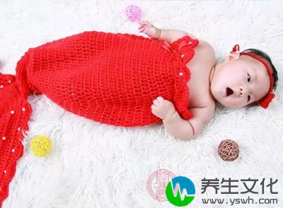 如果母乳喂养的婴儿大便量少，并呈绿色泡沫便