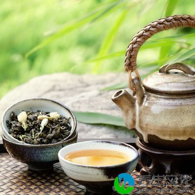 茶叶中含有咖啡碱、茶碱、胆碱等生物碱，可中和过量食肉导致的酸性体质，维持人体的酸碱平衡，起到消除疲劳