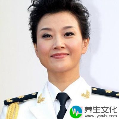 宋祖英对自己的美容护理工作也从不偷懒，虽然入职军营，经常需要下部队演出，日晒雨淋自然成为了家常便饭，可忙碌的她依然坚持着每天的卸妆和肌肤养护工作