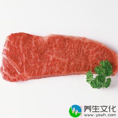 把牛肉、绍酒、盐、葱、姜放入炖锅中