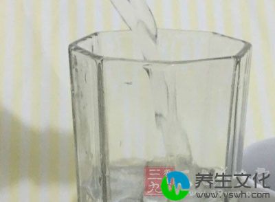 多吃新鲜的蔬菜、水果、多饮水、补充维生素和微量元素补充剂