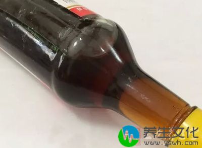 硫黄、雄黄各10克，樟脑3克，麻油适量