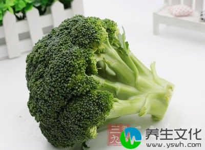 利用蔬菜、水果等健康的食材摆设出各种卡通人物