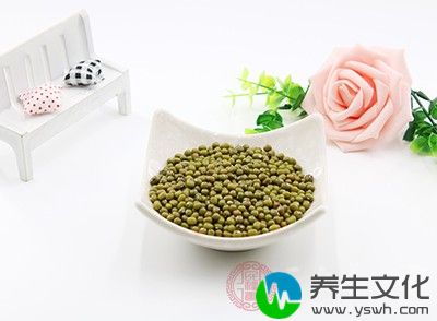 绿豆淘洗净，加8倍于绿豆量的水煮5分钟再用小火将豆焖烂