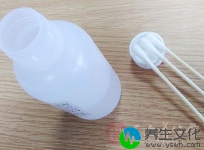 然后再用百分之75%酒精或0.l%新洁而灭溶液(一种常用消毒液)消毒伤面周出的皮肤