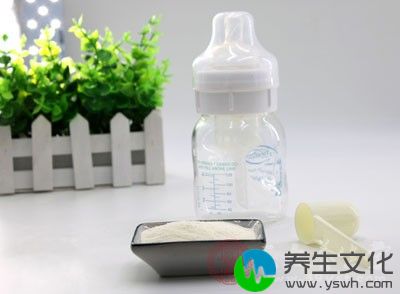 光吃母乳或牛奶、奶粉已不能满足其生长发育的需要