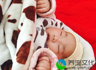 如果吐奶、溢奶严重，请医生开一些刺激肠胃蠕动的药物来改善