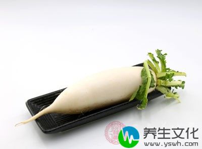 多进食富含纤维素的新鲜蔬菜和水果