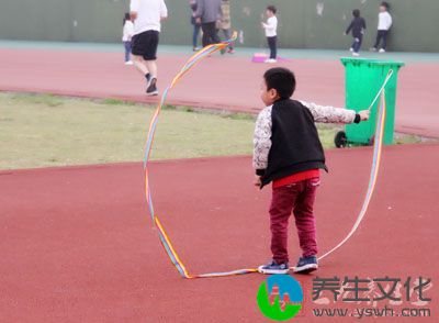 进入青春期后，患儿小动作减少