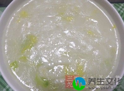 粥大致分为南北两种风格，北方吃杂粮粥或豆粥，不放盐，是否放糖由自己决定