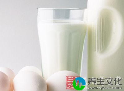 含核黄素的食物：牛奶、干酪、瘦肉、蛋类、酵母和扁豆等