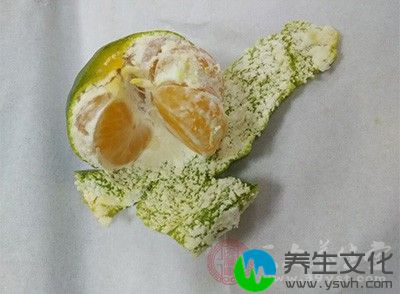 橘子皮20克，加适量开水泡茶