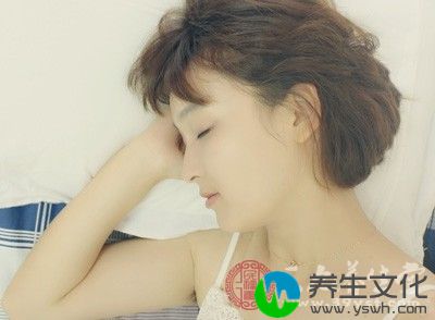 要有充足的睡眠。睡眠不足，加上过度疲劳和紧张，会导致免疫力下降