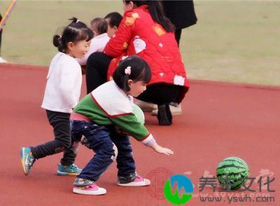 如果宝宝发热虽高，但精神尚好，服药退热后仍能笑能玩，与平时差不多，说明宝宝病情不重