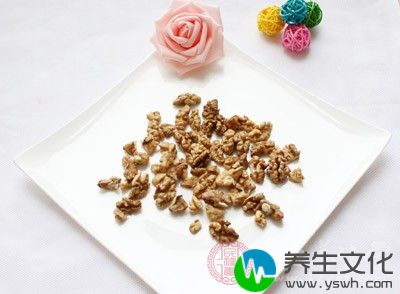 胡桃肉20克蜂蜜适量将前三味洗净去皮打碎和匀