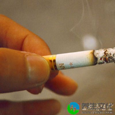 不要来回走动、吃冷饮或吸烟等