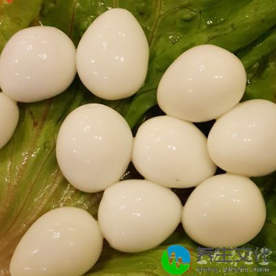 鹌鹑蛋2只，打入杯内，加入麦乳精(或奶粉)一汤匙，白糖适量，用煮沸的开水冲满一杯，饮用