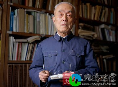 季羡林是知名的国学大师，于上世纪80年代中后期从北京大学副校长和全国人大常务委员会委员的位置上退下来