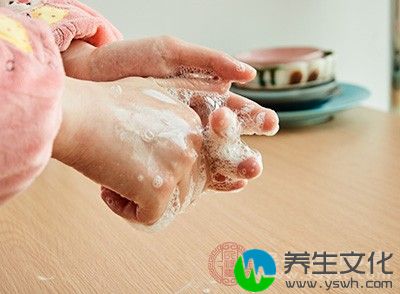 一定要勤洗手，使用肥皂或洗手液并用流动水洗手