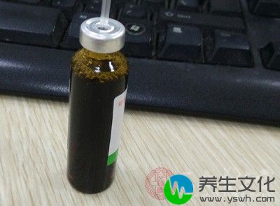 可喂服小儿止咳糖浆等，或遵医嘱，不可随便使用强力镇咳剂。