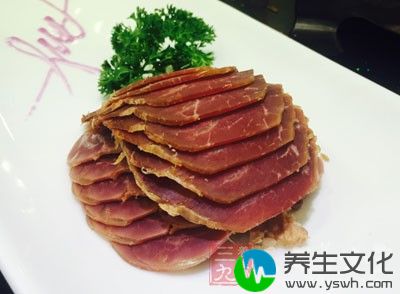 鲜蚕豆或水发干蚕豆250克，瘦牛肉500克，盐少许