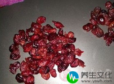 要是每天坚持吃50g的蔓越莓，或者将蔓越莓打成汁