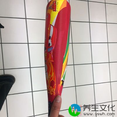 球棒用木或铝制，球用明线缝球皮