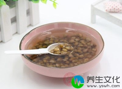 绿豆粥比较的清淡，非常适合发烧的宝宝食用