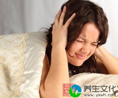 在床上做5分钟一些轻柔的睡眠操