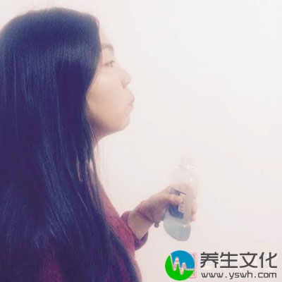 由于山楂的酸性很大，食后应及时漱口