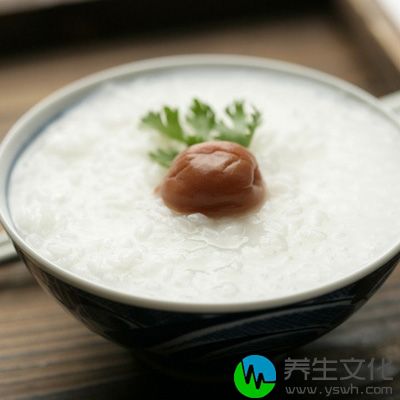 可以选择比较稠厚的米粥食用，小米尤佳