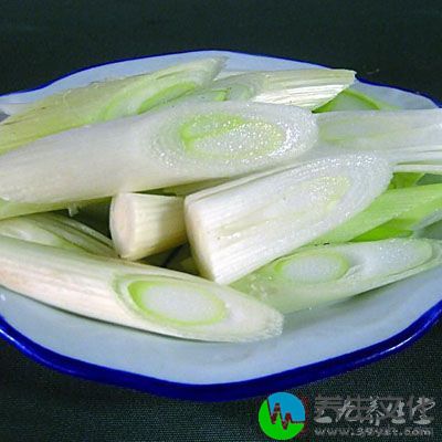 大葱、生蒜、辣椒、胡椒等刺激性食物，虽然能增加菜肴的口感