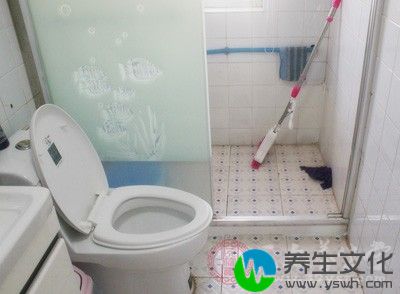 将宝宝身上衣物解开，用温水(37℃)毛巾全身上下搓揉