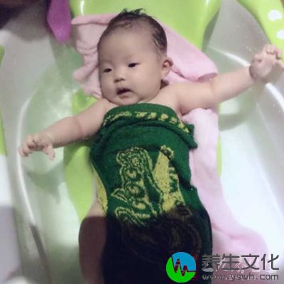 婴儿游泳是一项非常有利于婴儿健康的运动