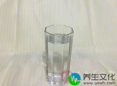 而且要注意水的摄入量，每天水的摄入量是1300ml