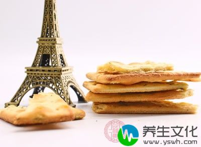 在宝宝吃完磨牙食品后，宝宝可能会吃成一个小花脸