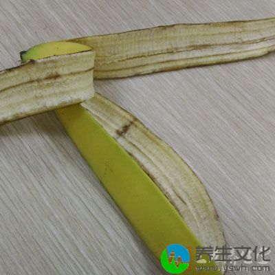 取一个香蕉皮，煮熟后食用