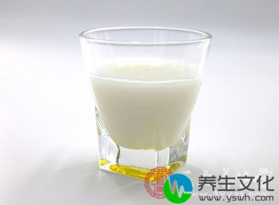 西蓝花、荠菜各50克，牛奶200ML