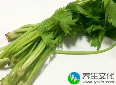 芹菜切小段，磨菇、木耳切丁，肝切成泥状拌入米酒、盐及太白粉