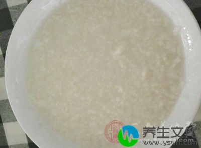 将泡好的糙米煮成稀饭