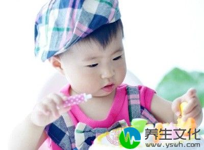 家长可以给小孩子戴上薄薄的手套睡觉