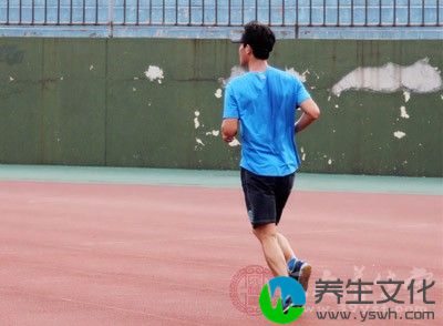 跑步之前不热身、不拉筋