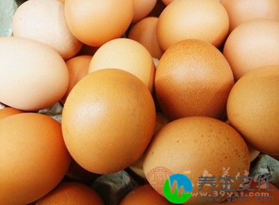 如鸡蛋、动物油、油煎食品、奶油制品等