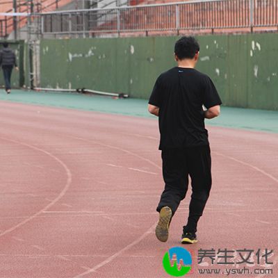 练习时要做到起跑姿势回定，起跑第一步迈出的腿固定