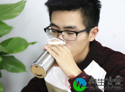 饮用活性水：水中含有大量的氧气，能快速缓解机体的疲劳感