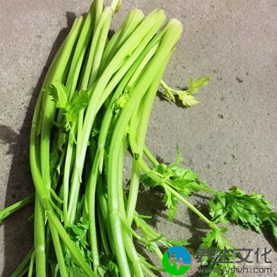 新鲜芹菜100g，新鲜雪梨150g，番茄一个，柠檬半个